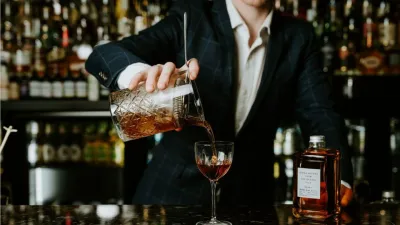 Prestižní barmanská soutěž Nikka Perfect Serve se vrací do Česka. Vítěz poletí na světové finále do Paříže