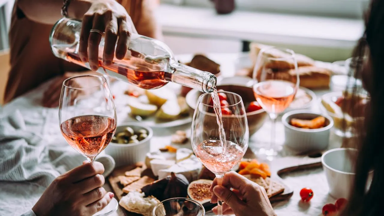 Růžové letní grilování. Sommelier doporučuje vína k jídlům z grilu