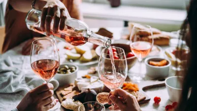 Růžové letní grilování. Sommelier doporučuje vína k jídlům z grilu