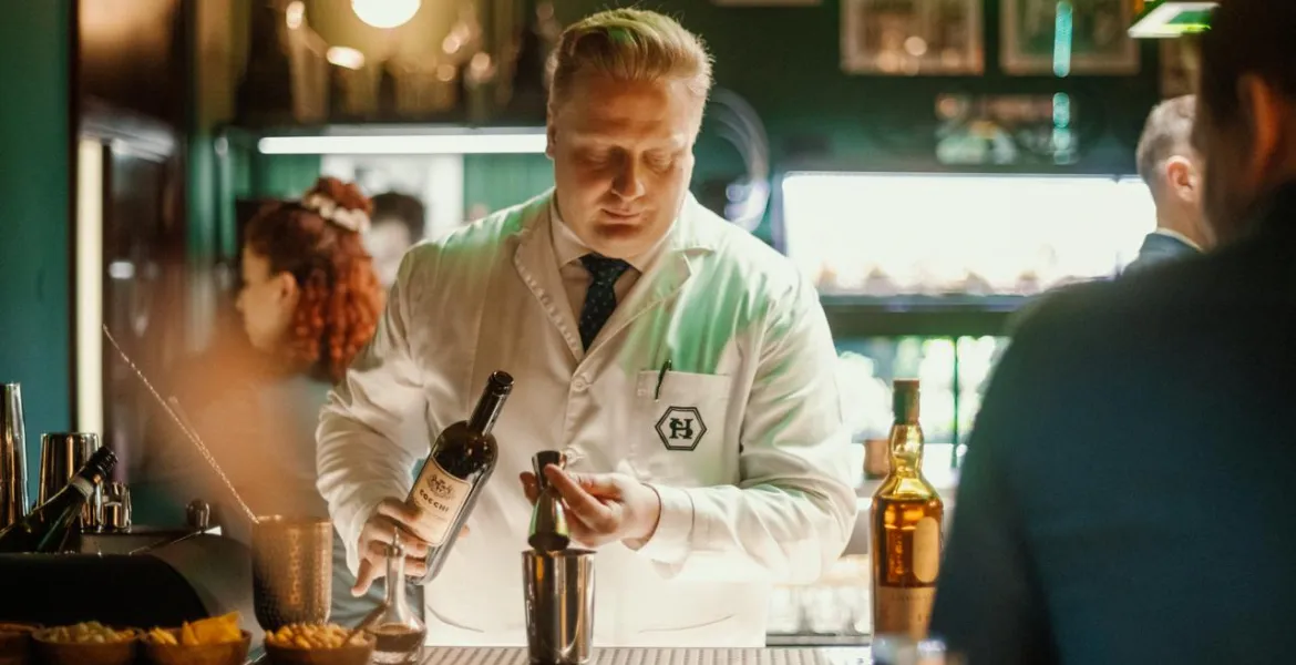 Večer, na který se nezapomíná: Knihu The Cocktail Balance 2.0 pokřtili slavní barmani z celého světa. | Foto: Adrián Chrzan