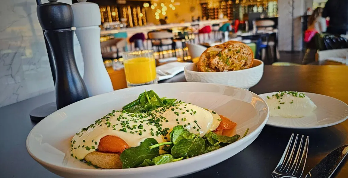 Vejce Benedikt - uzený losos - baby špenát - holandská omáčka | Foto: VisitChef.com