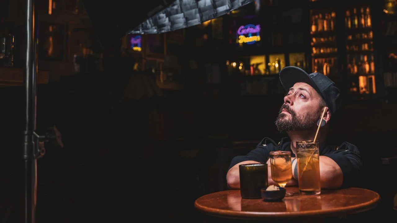 Whiskey v rukou Pilotů: Jak vršovický bar proměnil irskou legendu v koktejlové divadlo