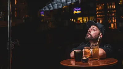 Whiskey v rukou Pilotů: Jak vršovický bar proměnil irskou legendu v koktejlové divadlo