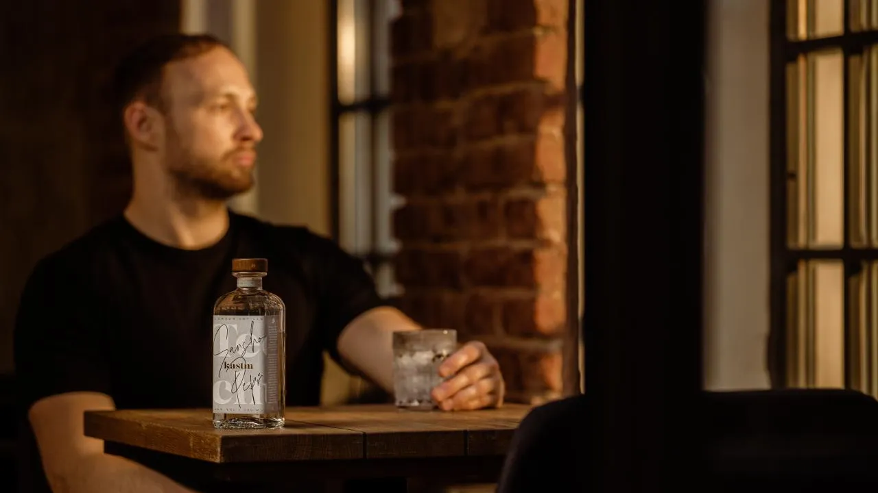 Gin, ve kterém štípne sansho pepř. Kastm ukazuje, že i česká značka může hrát světovou ligu