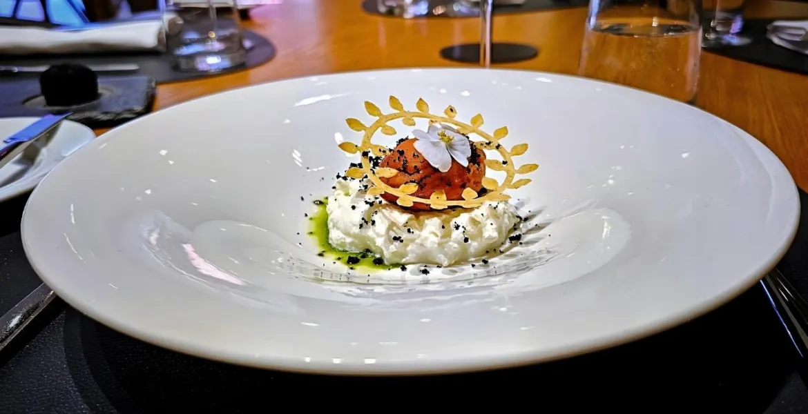 Rajčatový sorbet – zakysaná smetana – libečkový olej | Foto: VisitChef.com