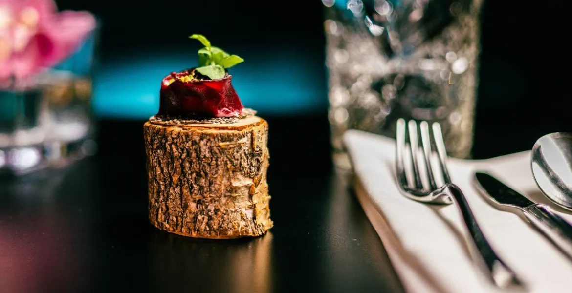 Chips z lněných semínek – kozí sýr – pečená řepa – pistácie | Foto: VisitChef.com