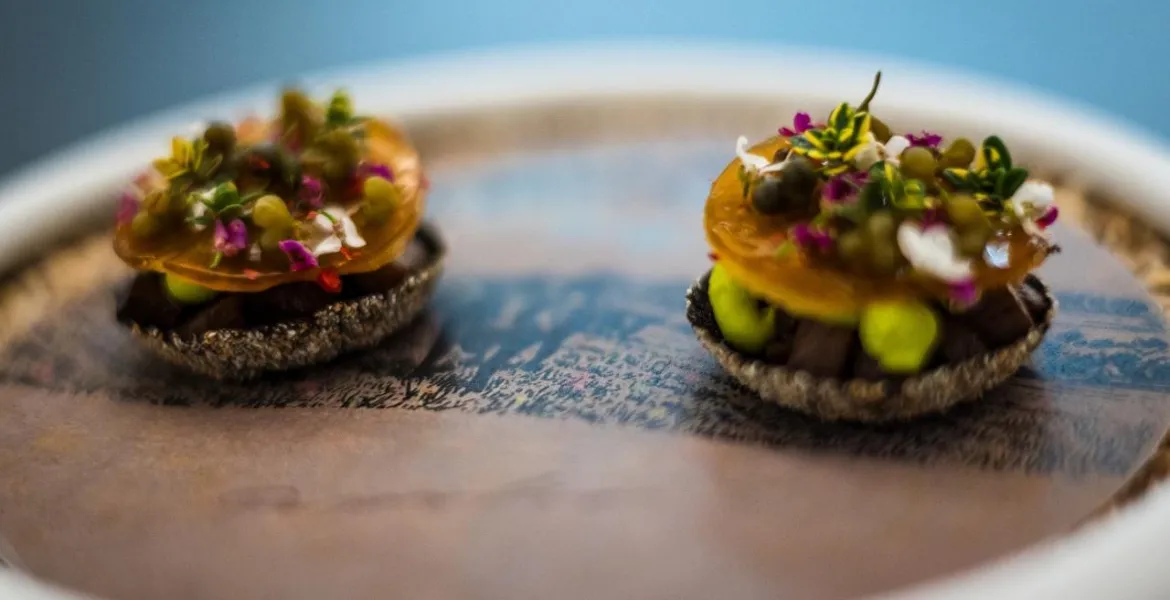 Wagyu srdce – libeček – kapary z medvědího česneku – otrubový čips | Foto: VisitChef.com