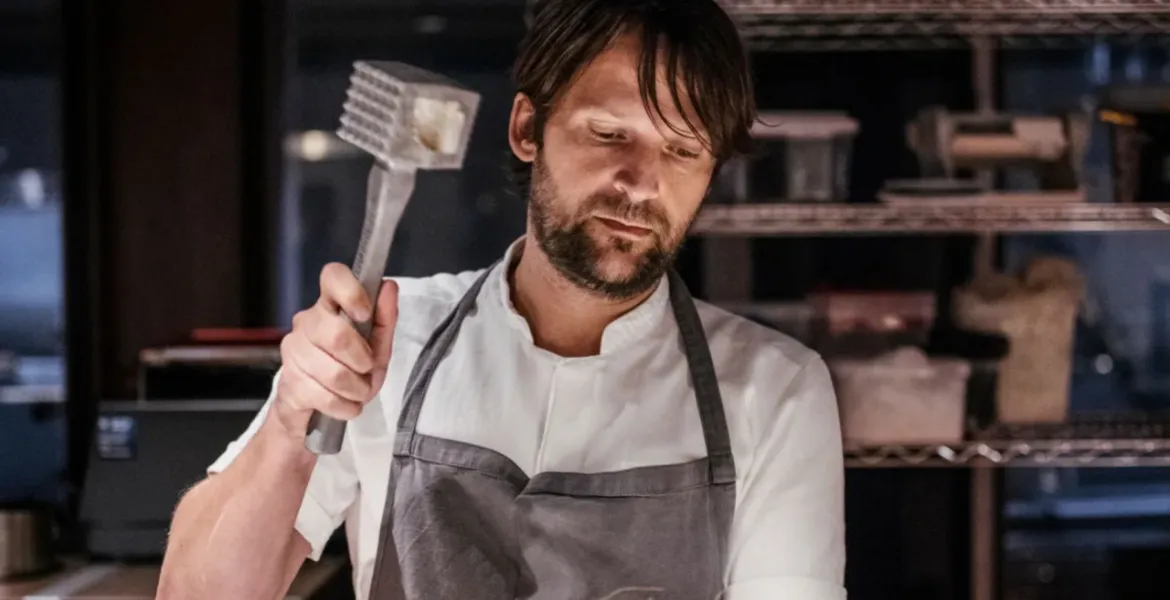 René Redzepi zůstává vlastníkem a kreativním ředitelem, ale každodenní provoz restaurace přebírá nové vedení. | Foto: se svolením restaurace Noma