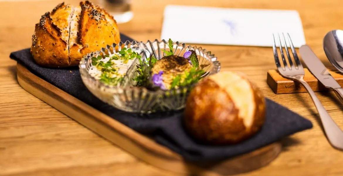 Pečivo - máslo - taveňák z vyzrálého sýra Moravia - cibulový prach - pažitkový olej | Foto: VisitChef.com