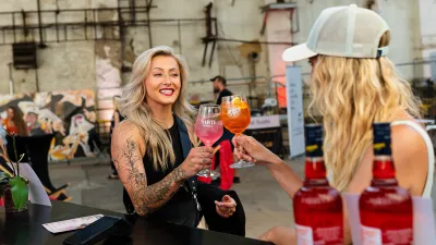 Toto léto má růžovou barvu. Sarti Spritz spojuje chuť, umění i kreativní životní styl