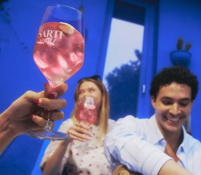 Toto léto má růžovou barvu. Sarti Spritz spojuje chuť, umění i kreativní životní styl