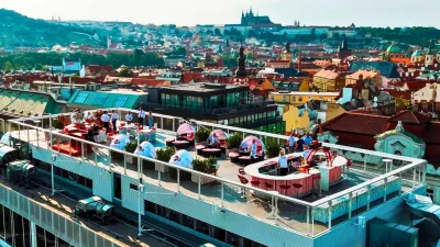 Martini si pro svou první Terrazzu ve střední Evropě vybralo střechu Máje. Nabízí aperitivo s výhledem na Prahu