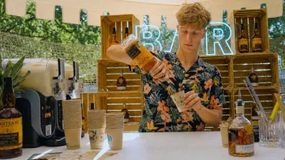 Letní Letná má místo, kde se cirkus mění v tropický koktejlový zážitek. Chill & Drink Arena láká na špičkové drinky