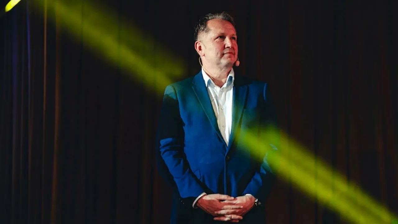 Šéfkuchaři si pro zpětnou vazbu ke stolům nechodí. Hosté se jich bojí, říká Miroslav Lekeš z Gault&Millau