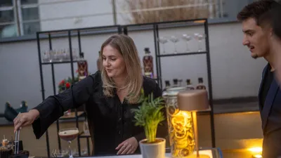 Kokos, oheň a rum. Brugal v Praze odhalil poslední kapitolu své limitované kolekce Visionaria