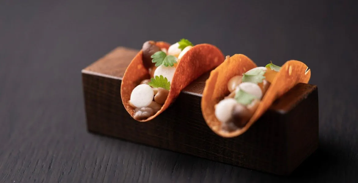 Taco: nakládaná křepelčí vejce, houby, piniové oříšky