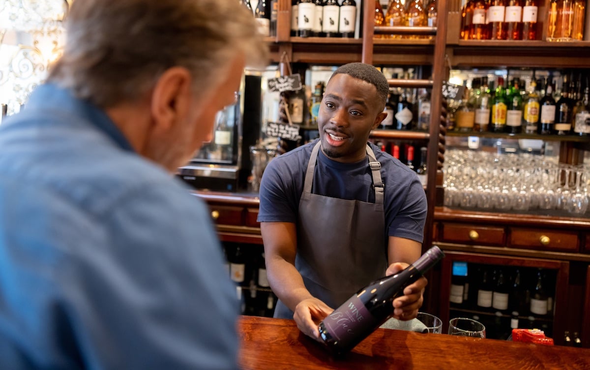 how dine alone make friends with staffistock 0