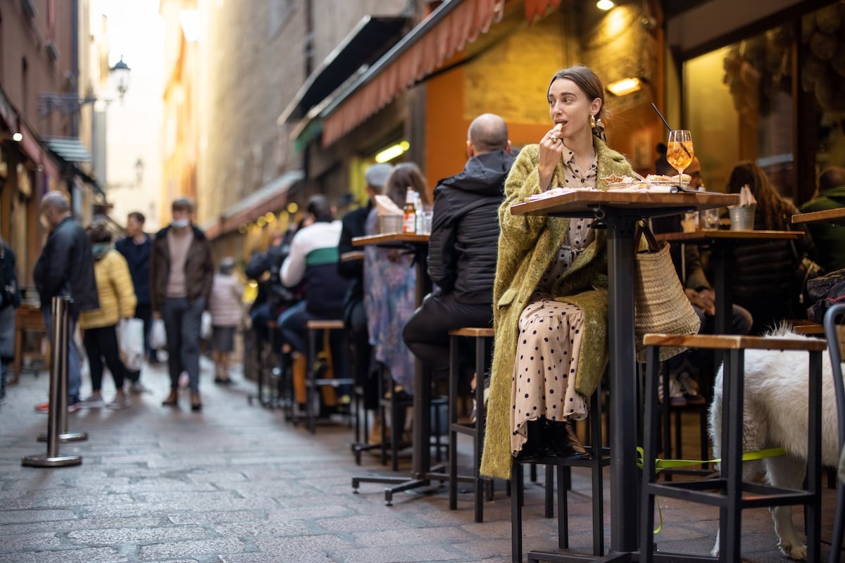 how dine alone take touristock